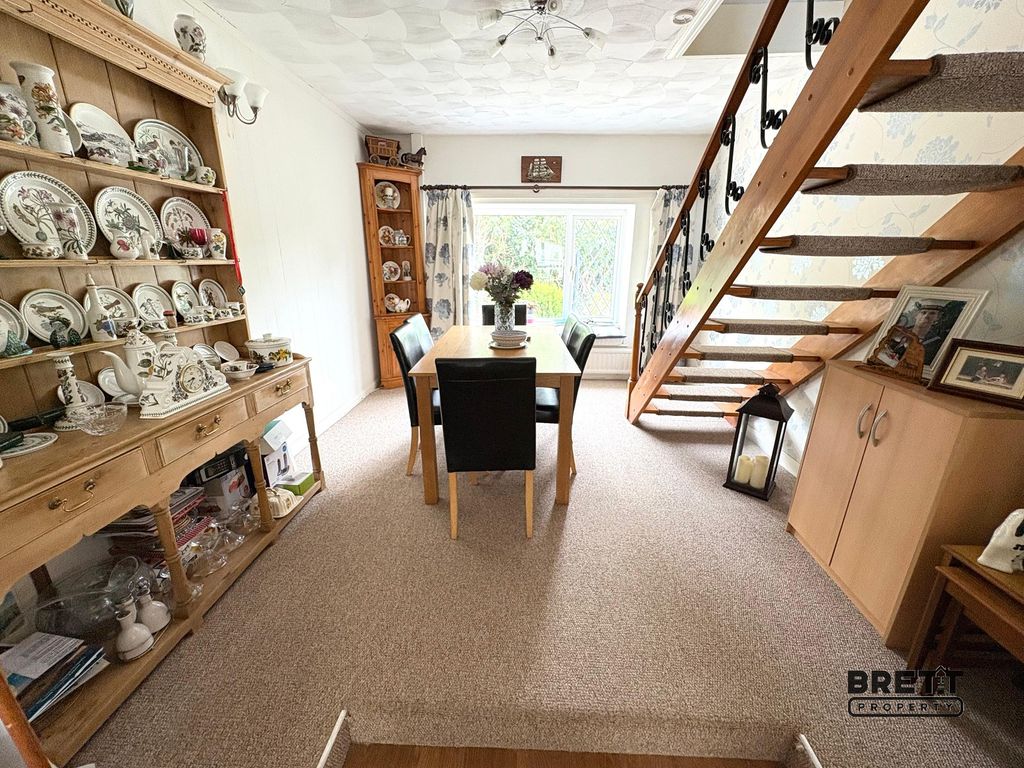 Property photo 3 of 11 Dining Room