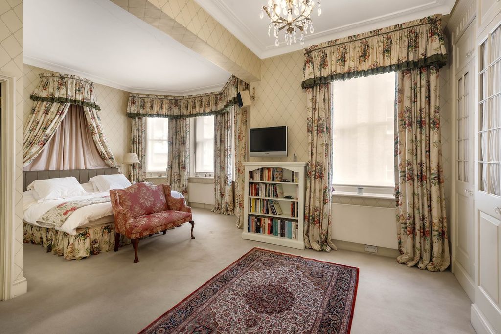 Property photo 3 of 9 Principal Bedroom