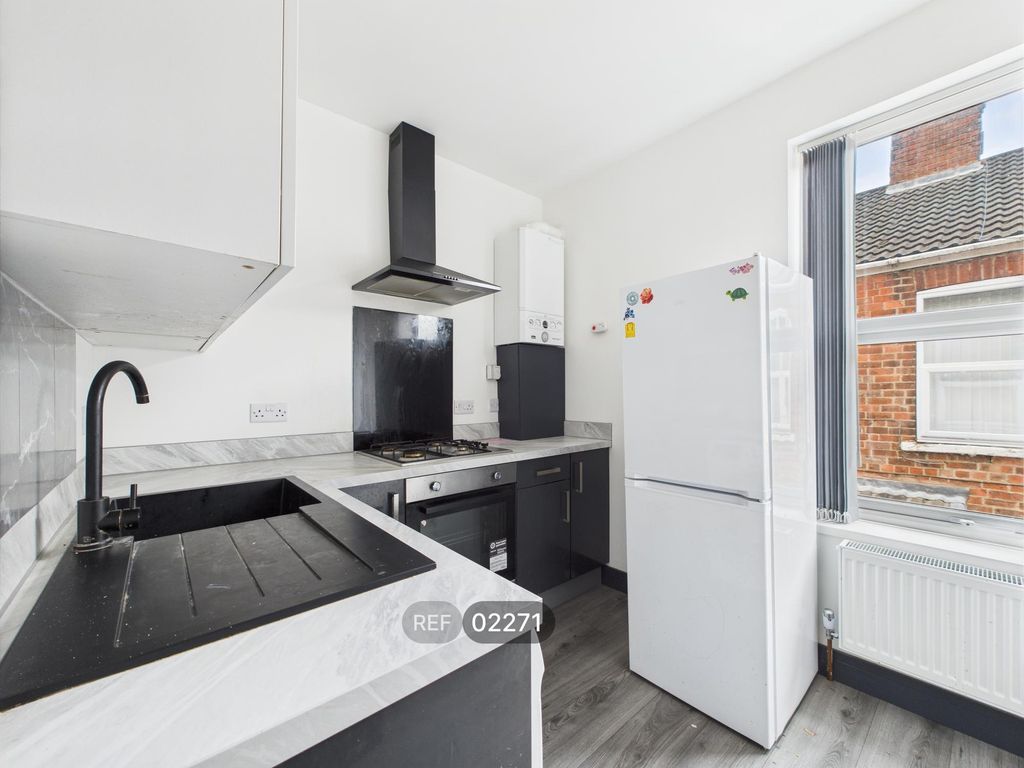 Property photo 1 of 10 Kitchen