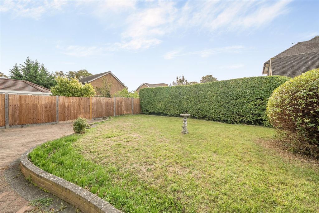 Property photo 3 of 13 Garden i H.Jpg