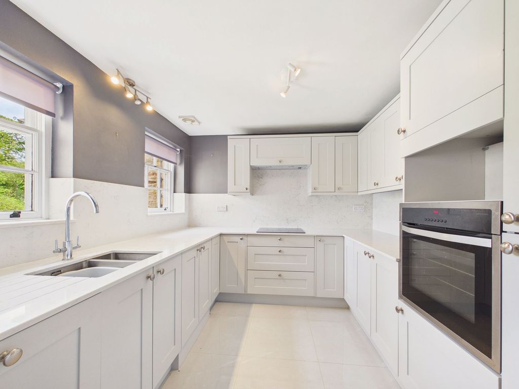 Property photo 3 of 11 Kitchen