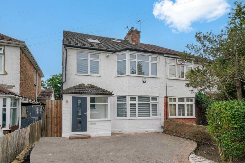 Property photo 1 of 16 48 Manor Road Harrow London Ha1 2Pd - 004.Jpg