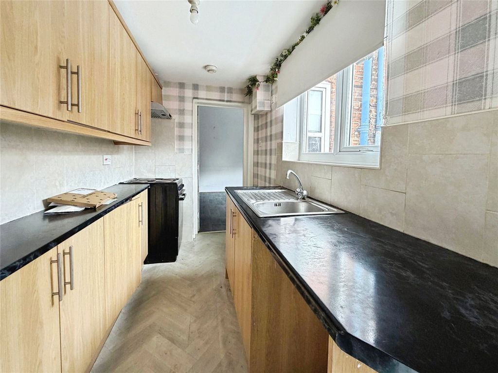 Property photo 3 of 10 Kitchen