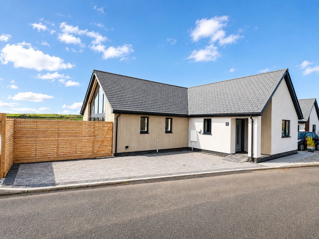Property photo 1 of 18 External