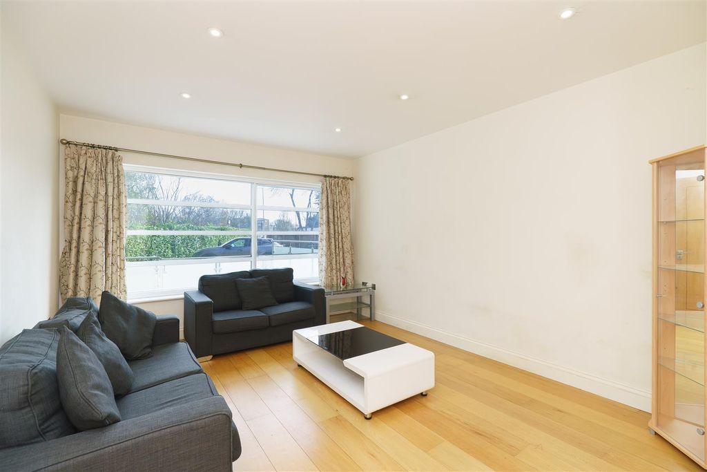 Property photo 3 of 10 002_Dsc02550_Corona_Court_4.Jpg