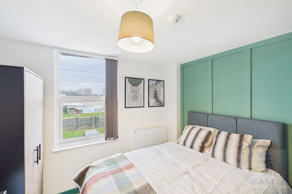 Property photo 1 of 20 Room 3