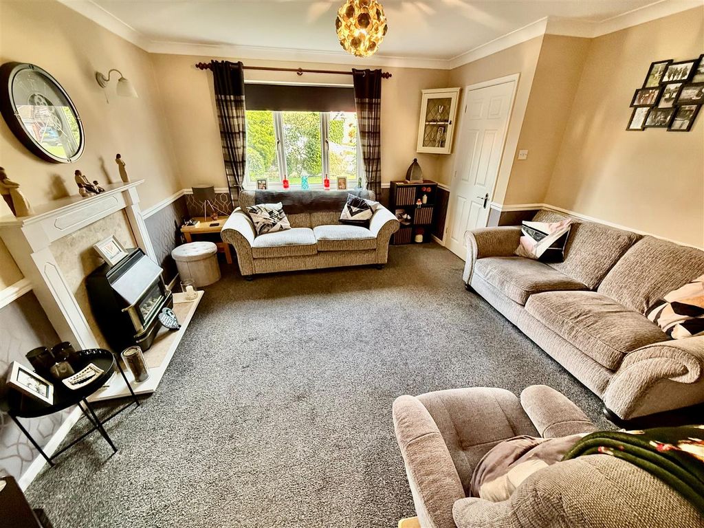 Property photo 2 of 18 Lounge