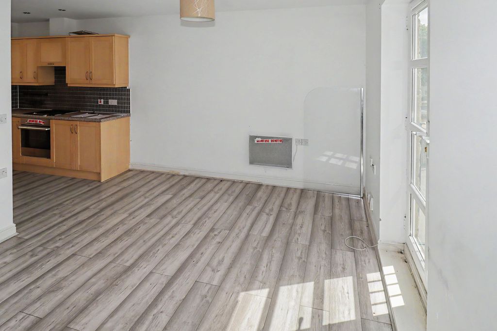 Property photo 3 of 16 19 Marlington Drive (And Parking Space), Huddersfield, West Yorkshire, HD2 1Gu