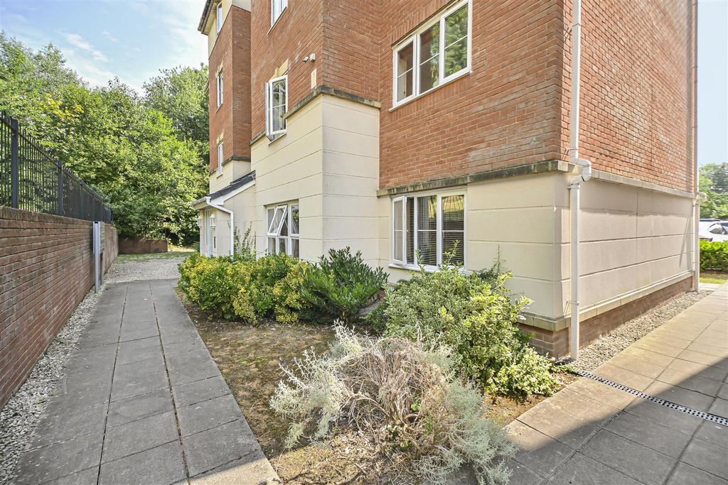 Property photo 1 of 12 Apt 2 17 Ledgard Avenue External (2).Jpg