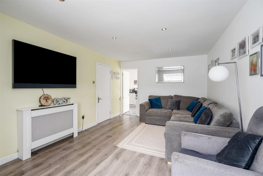 Property photo 3 of 12 7 Sevington Close_9.Jpg