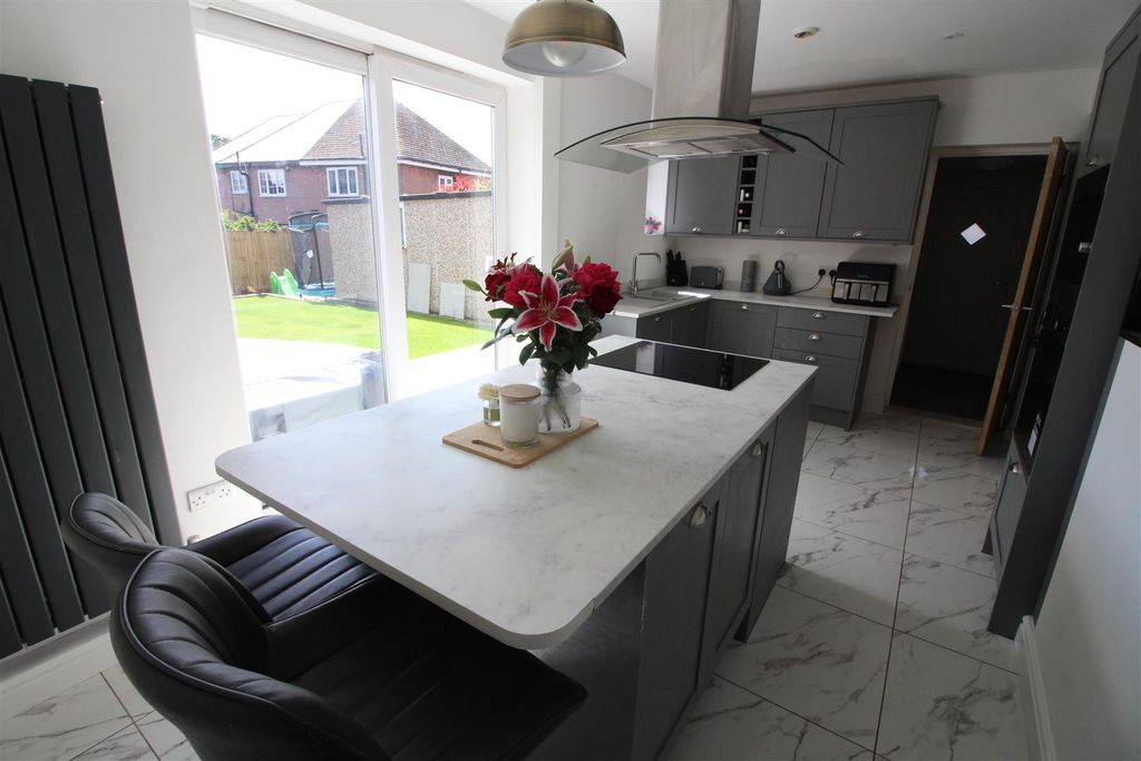 Property photo 3 of 18 Kitchen/Breakfast Room