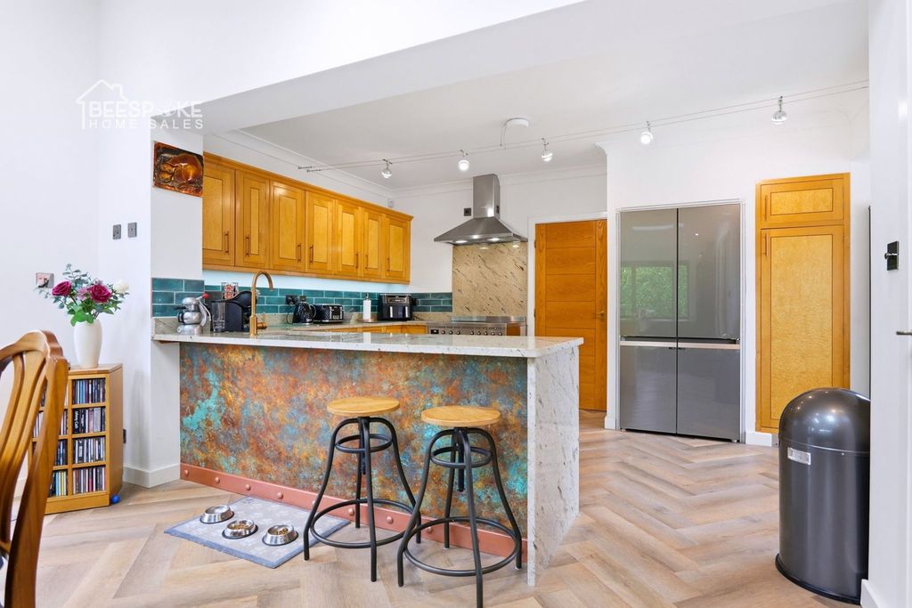 Property photo 3 of 43