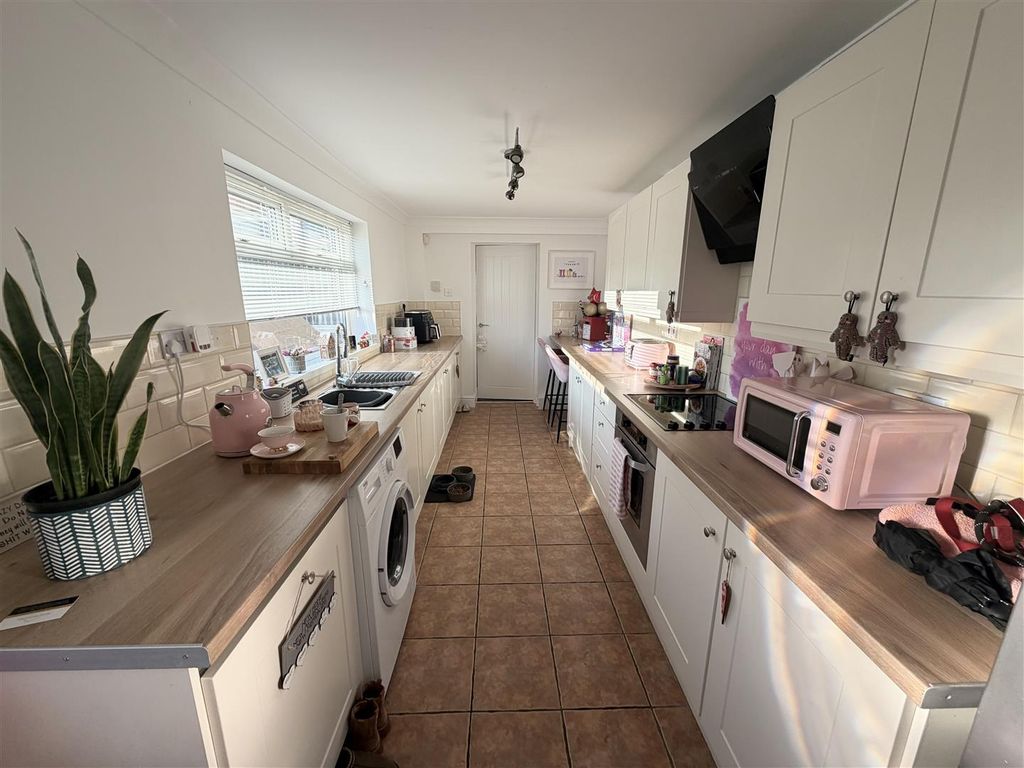 Property photo 2 of 11 Kitchen