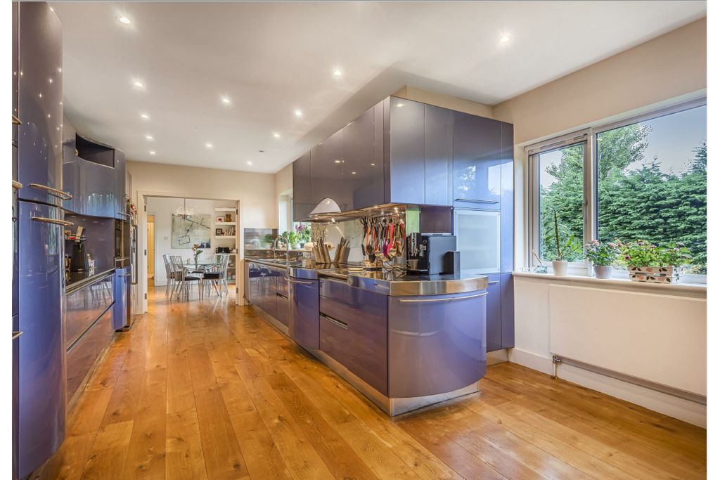 Property photo 2 of 33 Kitchen
