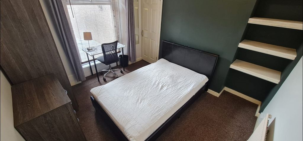 Property photo 1 of 12 31 Sebastopol Bedroom 3