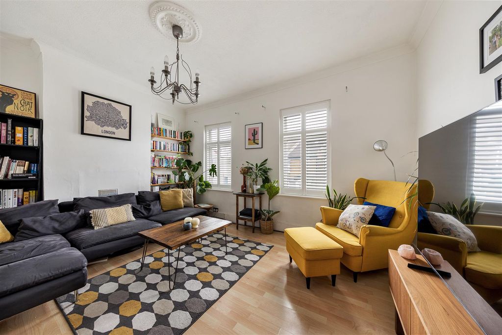 Property photo 2 of 18 Queens Road E17