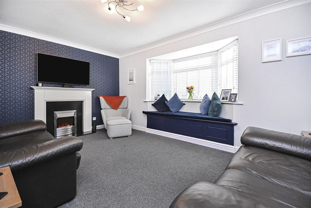 Property photo 3 of 34 2 Spinerette Close Lounge (2).Jpg