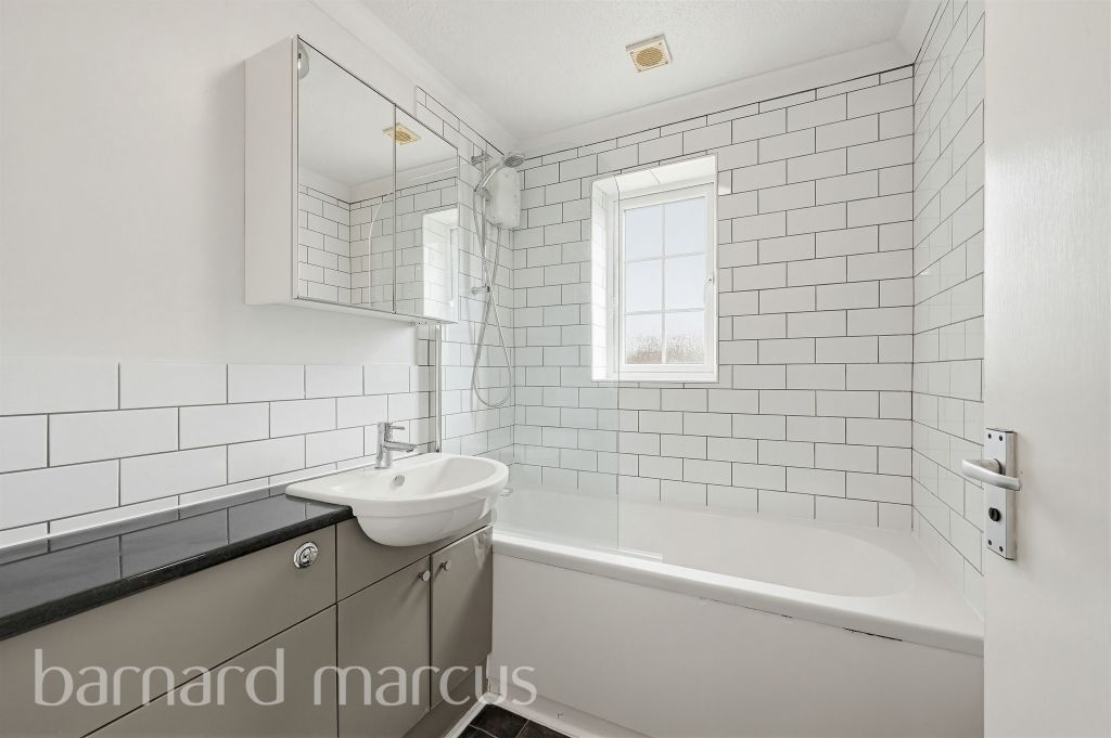 Property photo 3 of 10 Bathroom