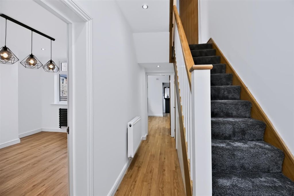Property photo 2 of 25 45 Church Street Entrance Hall.Jpg