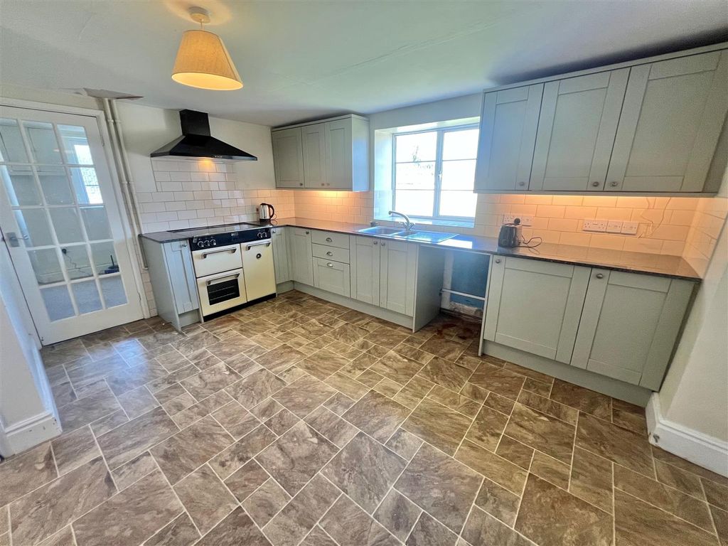 Property photo 3 of 15 Kitchen 5.Jpg