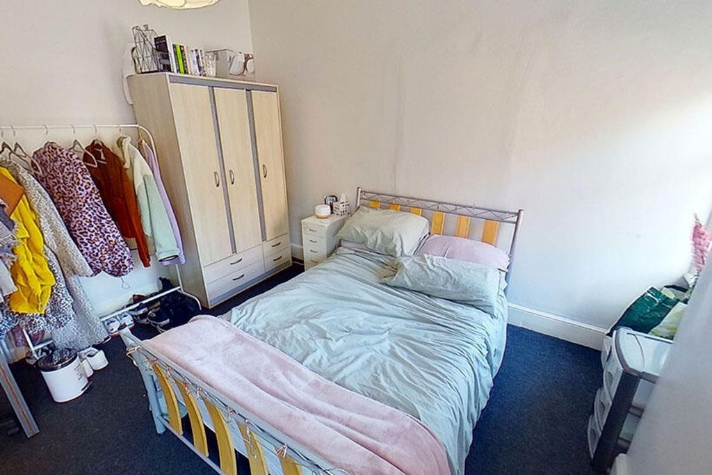 Property photo 3 of 5 A Cozy Double Bedroom Featuring A Comfortable Bed,...