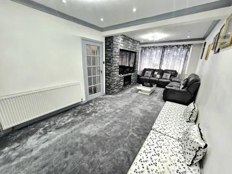 Property photo 1 of 12 2 Bed Semi-Detached House To Rent Hadley Gardens, Southall Ub2