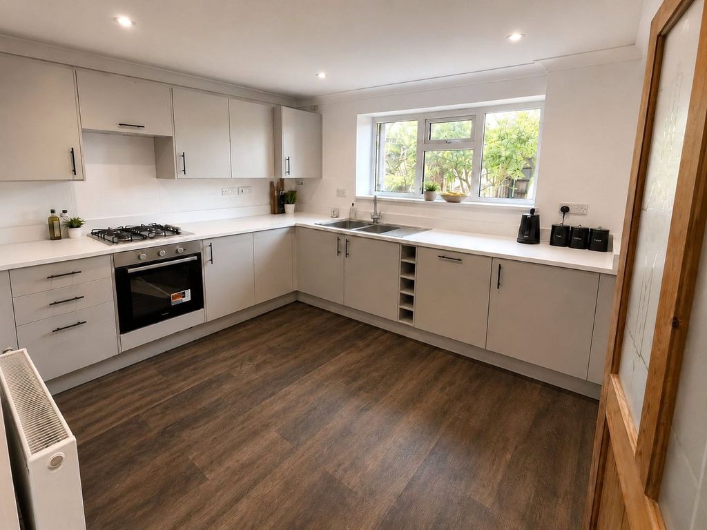 Property photo 2 of 8 Kitchen