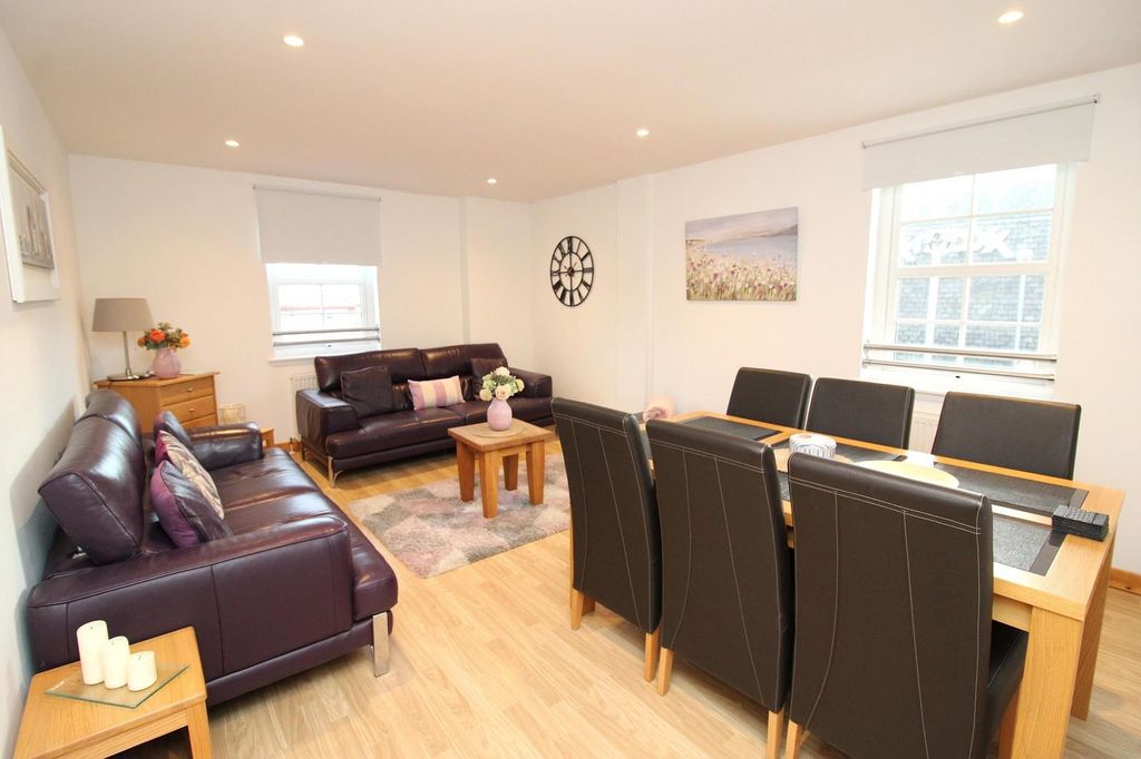 Property photo 1 of 11 Lounge