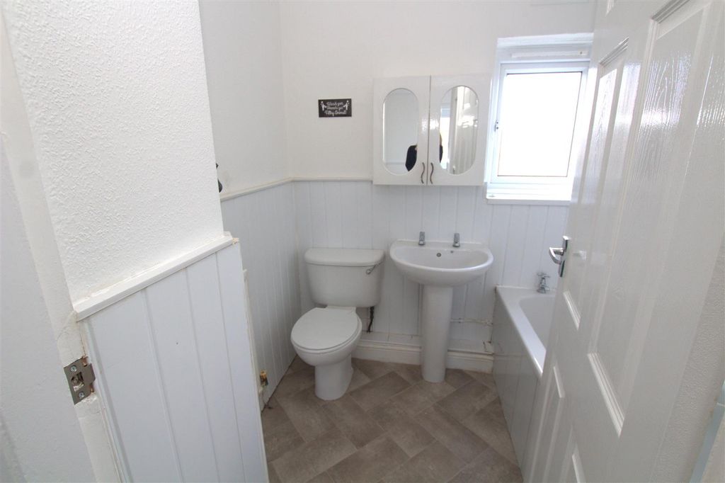 Property photo 2 of 11 74 Hershall Bathroom1.Jpg