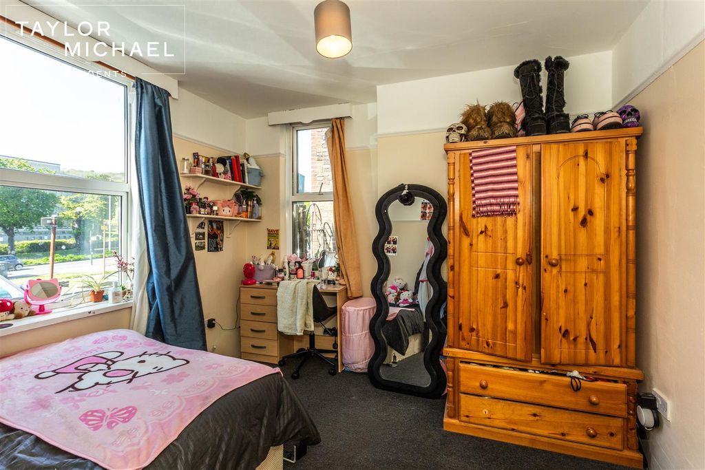 Property photo 3 of 18 Bedroom