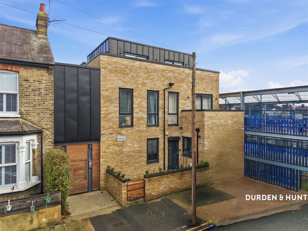 Property photo 1 of 18 Fifth Avenue