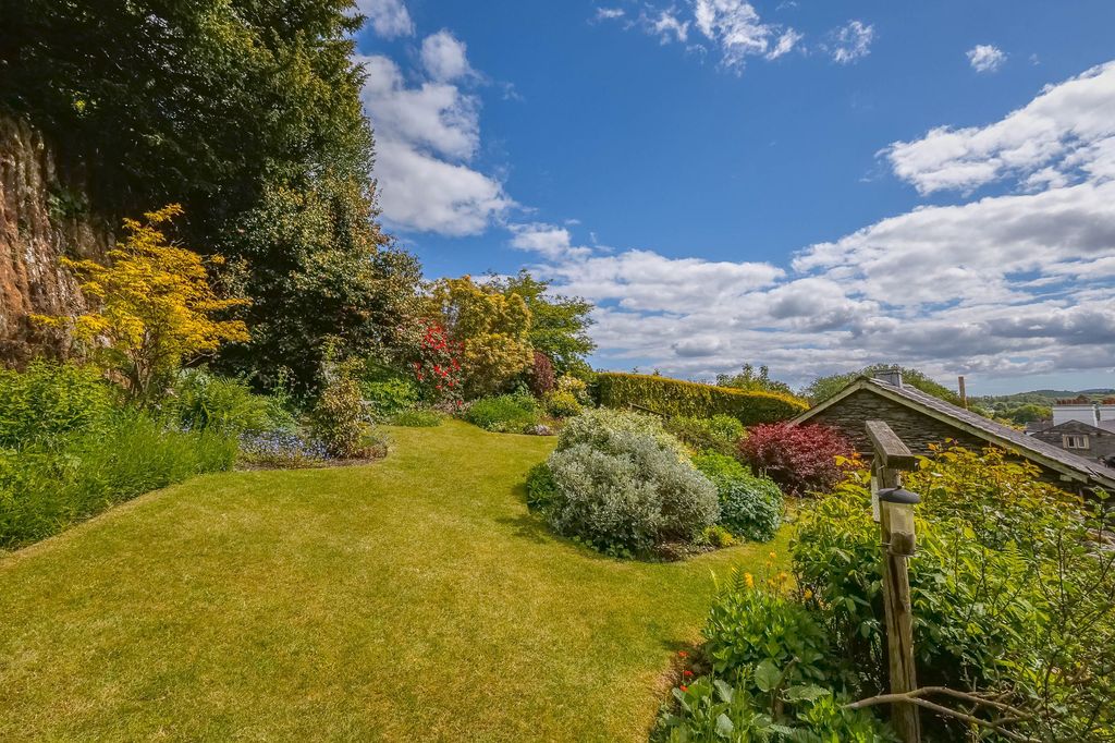 Property photo 2 of 37