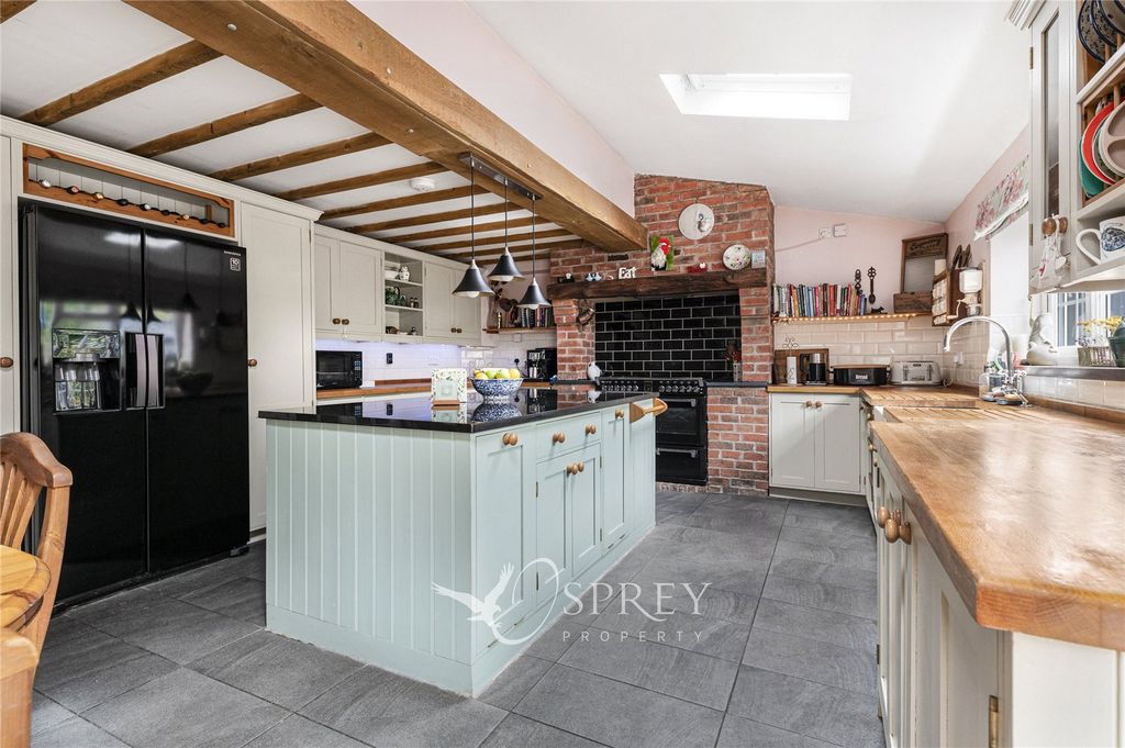 Property photo 3 of 20 Kitchen
