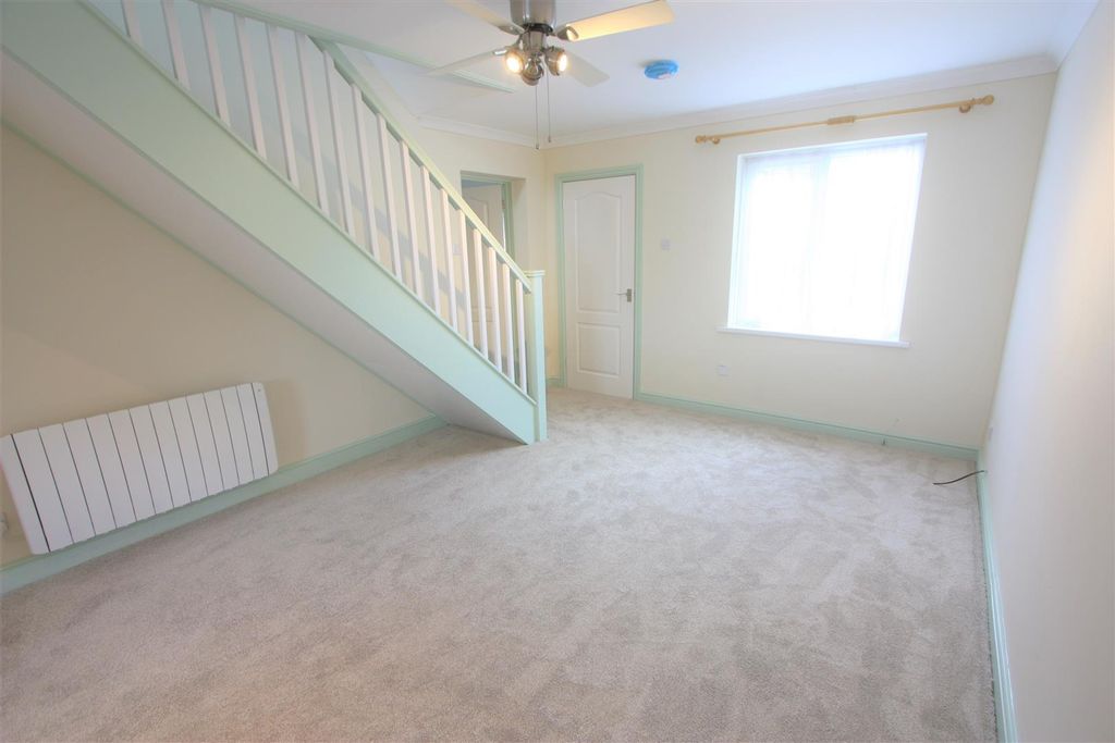 Property photo 2 of 11 108 Kingsley Court Lounge
