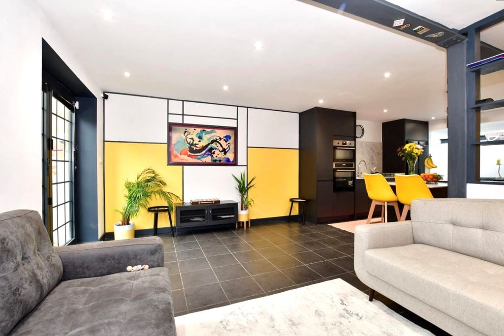 Property photo 1 of 14 Lounge