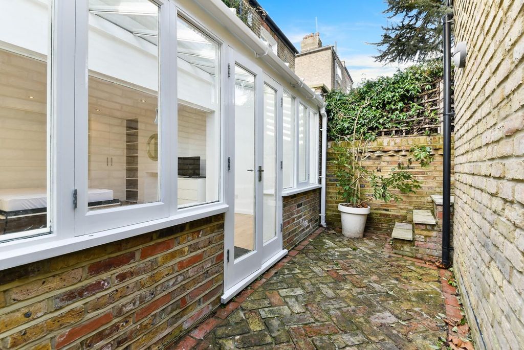 Property photo 3 of 12 Iffley Road, 68, Studio- (11).Jpg