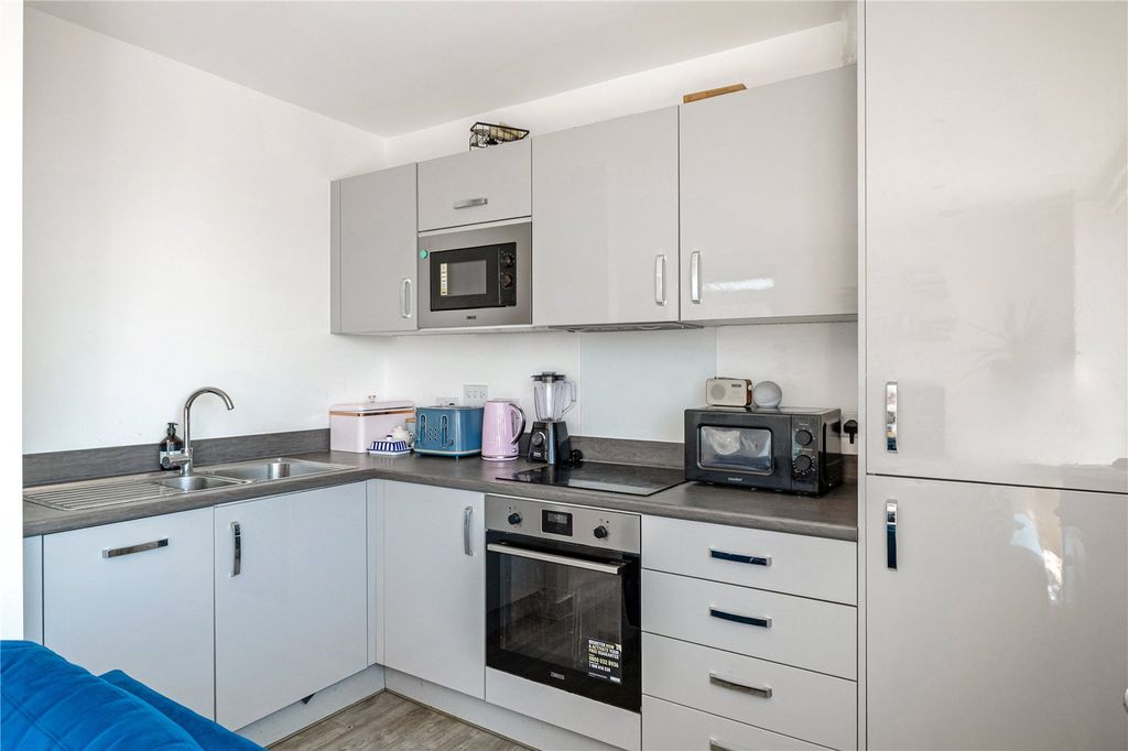 Property photo 3 of 11 Kitchen