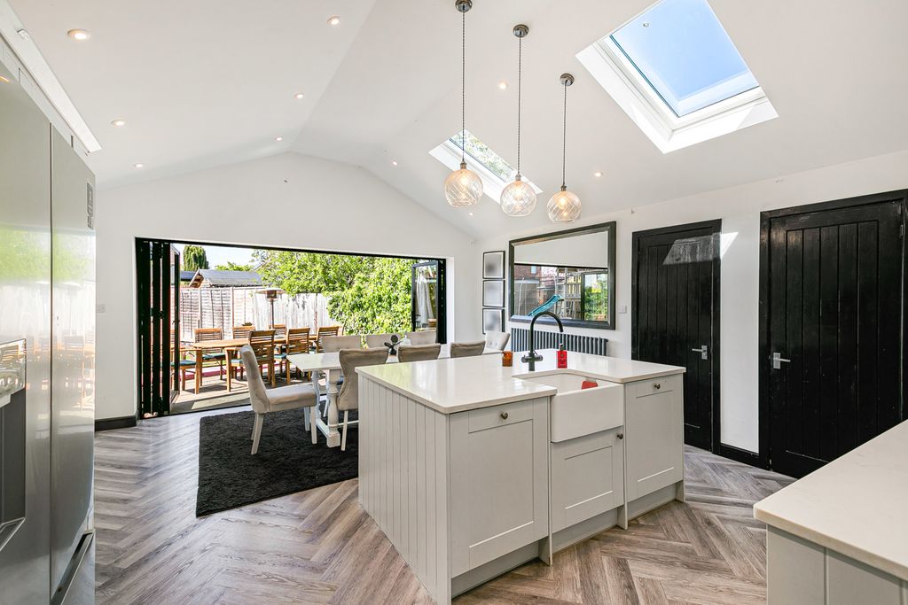 Property photo 3 of 17 Kitchen