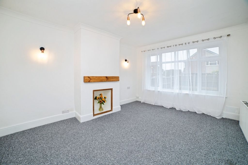 Property photo 3 of 14 Lounge
