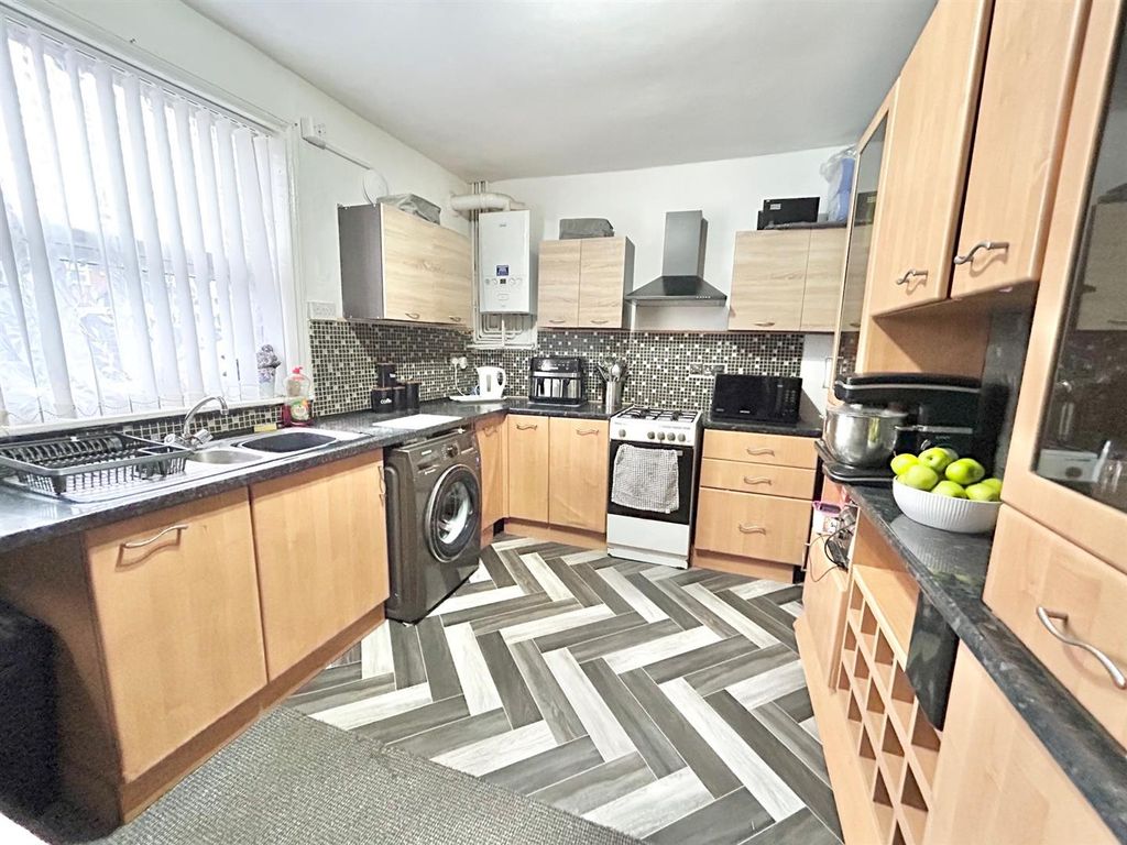 Property photo 3 of 7 Kitchen.Jpg