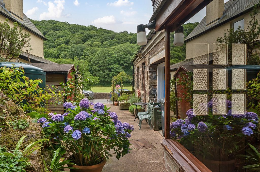 Property photo 2 of 35 2 - 1330551-15-688A62...