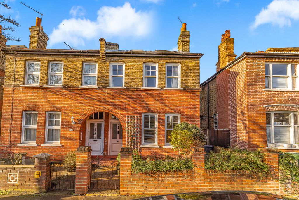 Property photo 1 of 13 Church Gardens (2)