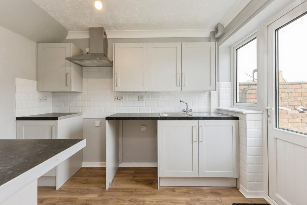 Property photo 3 of 8 Kitchen