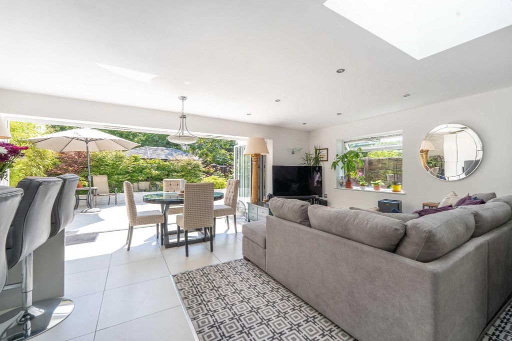 Property photo 2 of 29 23 The Drive Ashford Tw15-6.Jpg