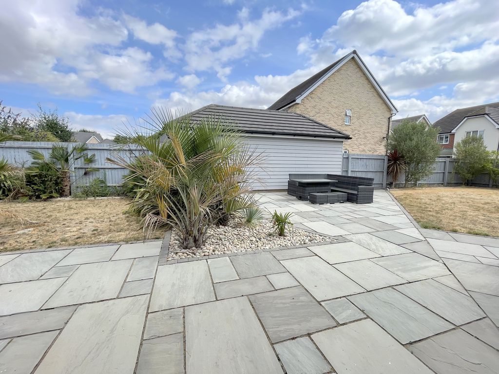 Property photo 2 of 23 Winterbourne Gardens