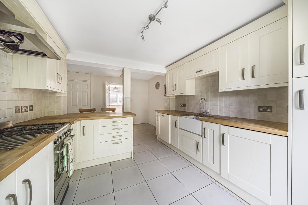 Property photo 3 of 10 Kitchen