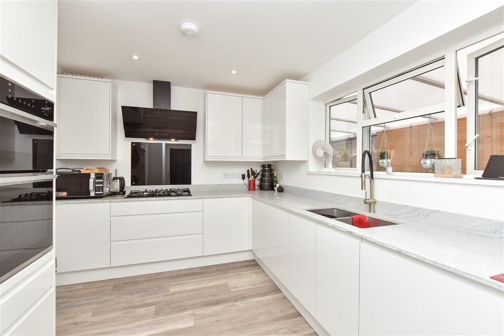 Property photo 2 of 11 Kitchen