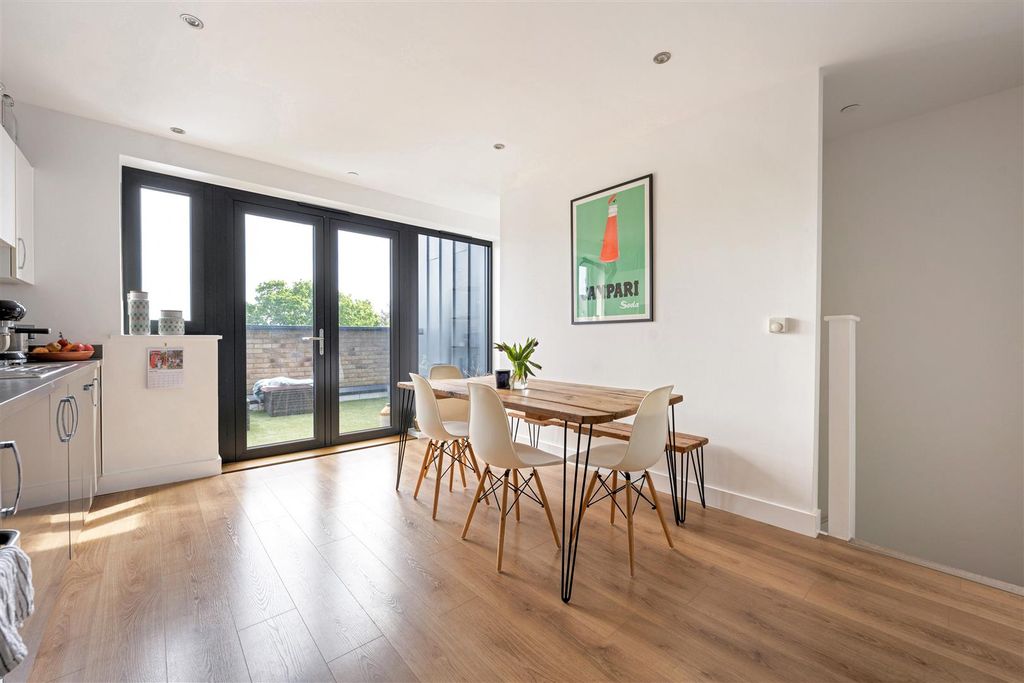 Property photo 2 of 29 Parade Gardens, E4