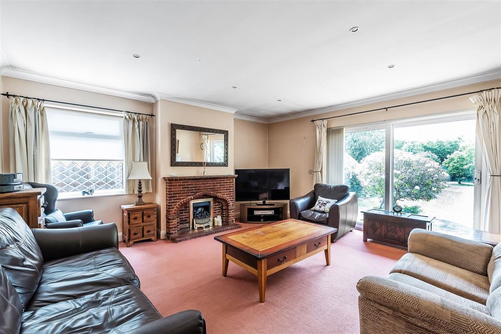 Property photo 3 of 21 28-West-Farm-Close-22.Jpg
