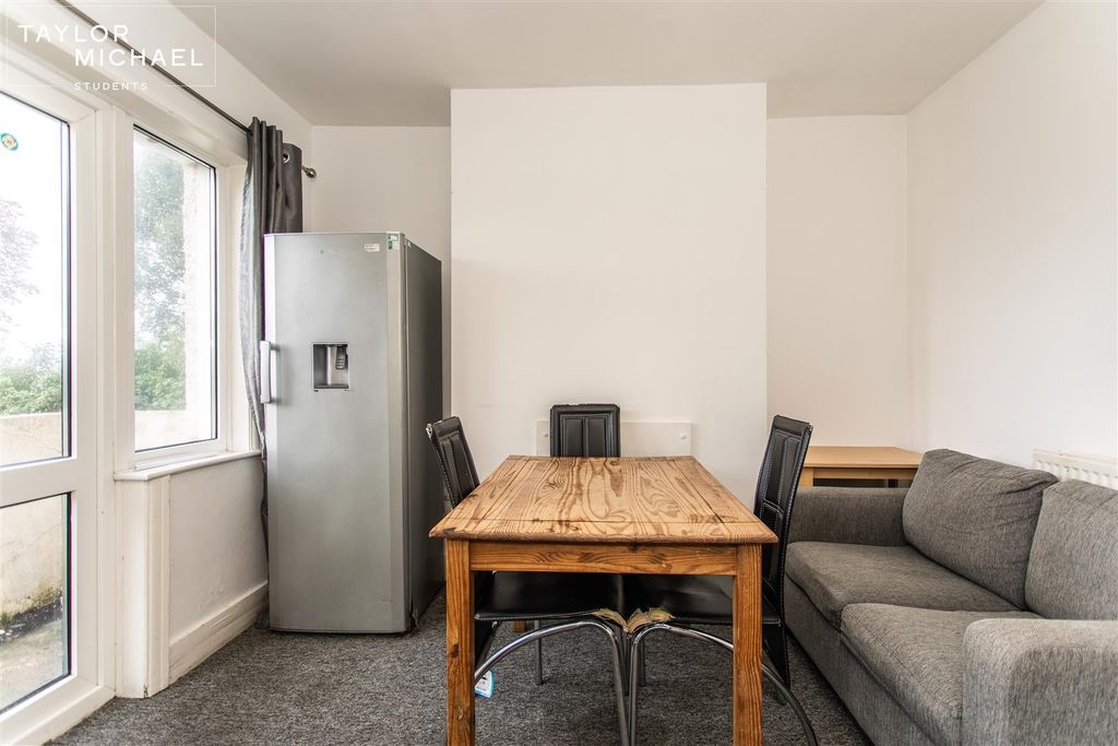 Property photo 2 of 22 Living Room